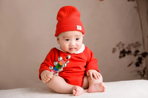 广州借卵试管代怀包男孩宝宝睡觉头发出汗